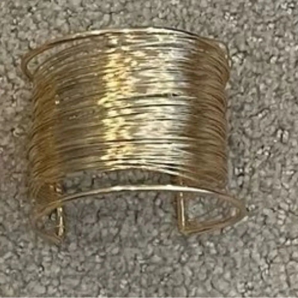 Gold  statement bracelet - Picture 7 of 7